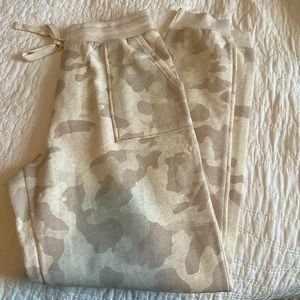 Camo beige leggings with fleece on inside